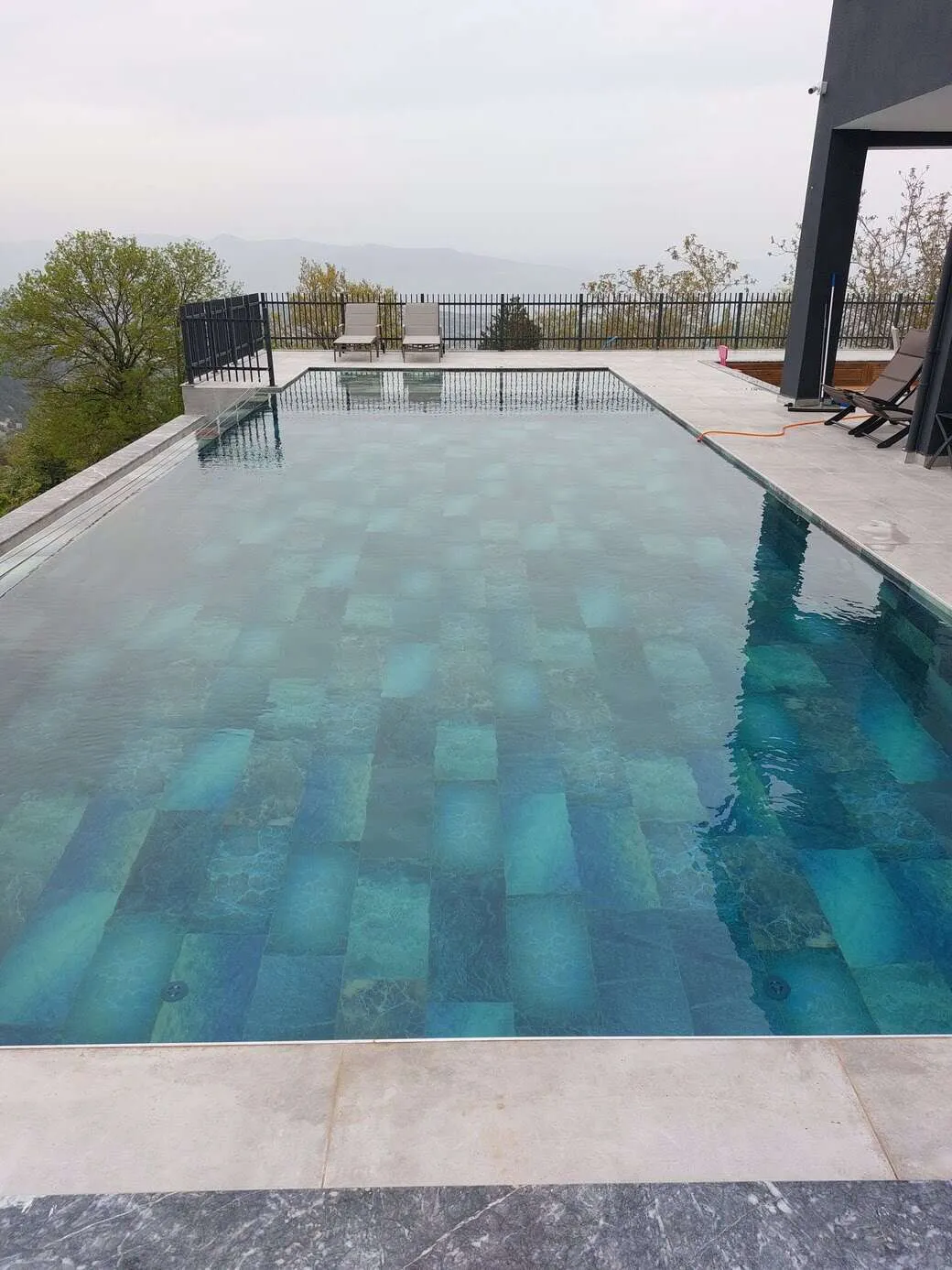 Temiz ve berrak suyuyla göz alıcı bir yüzme havuzu